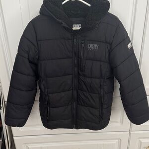DKNY Quilted Black Hooded winter coat Sherpa liner and zipper pockets. ski snow